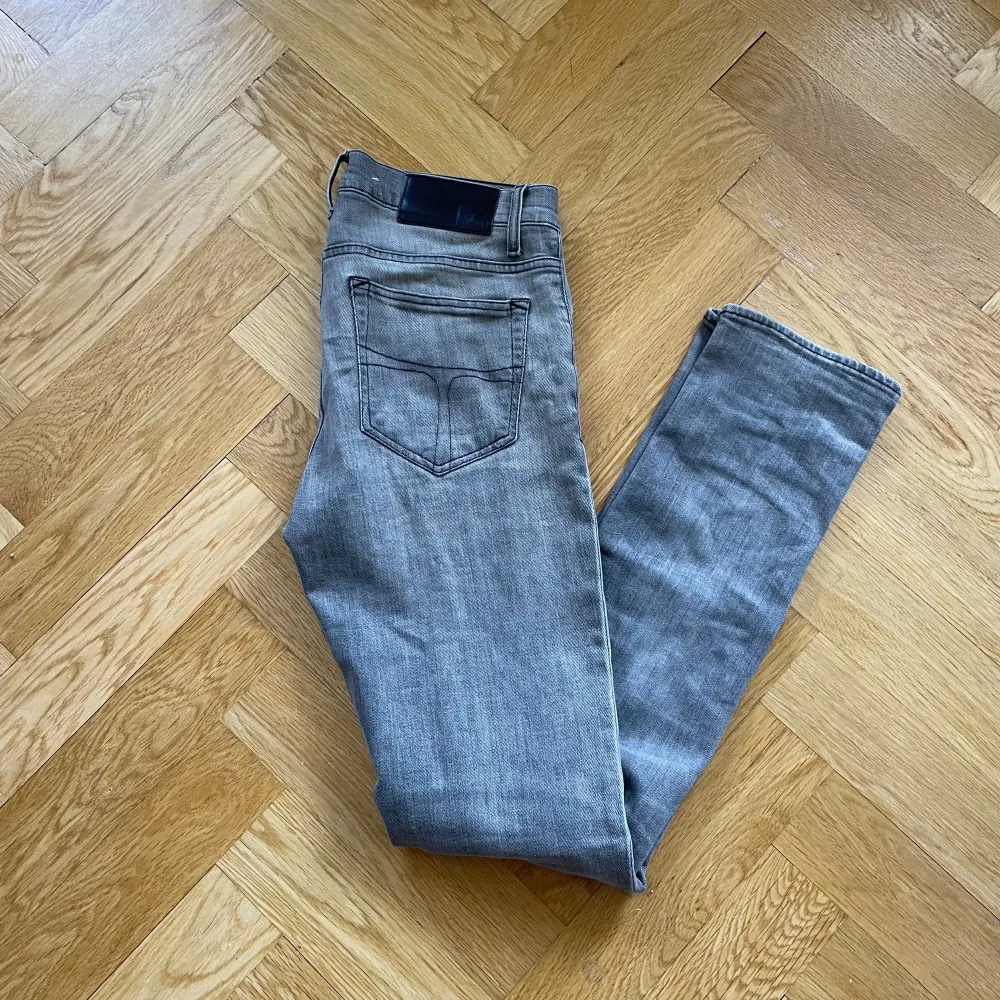 Ett par riktigt snygga tiger of Sweden jeans i väldigt bra skick. Storlek W29 L33 i Slim passform. Nypriset är runt 1600 mitt pris 349, pris kan diskuteras. Fler feta jeans finns i profilen!. Jeans & Byxor.