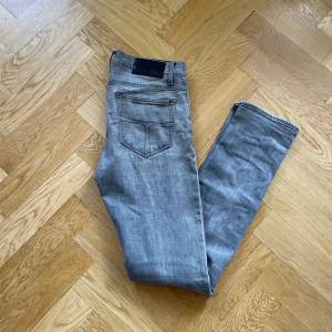Ett par riktigt snygga tiger of Sweden jeans i väldigt bra skick. Storlek W29 L33 i Slim passform. Nypriset är runt 1600 mitt pris 349, pris kan diskuteras. Fler feta jeans finns i profilen!