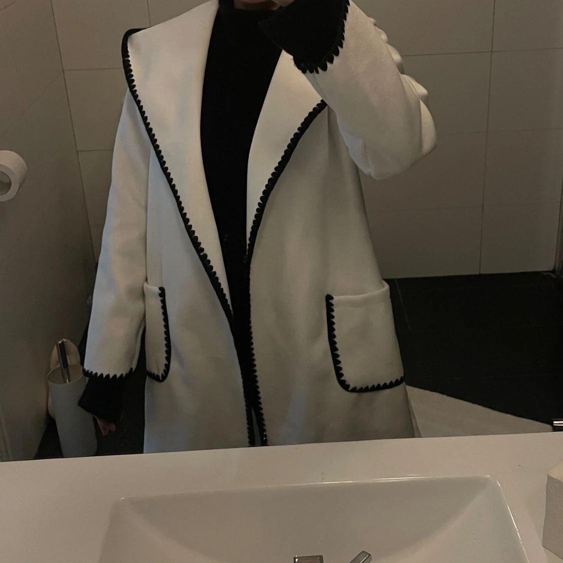 Vit kappa med svart mönster - 90