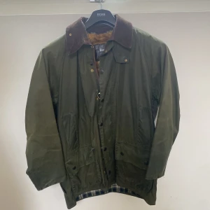 Barbour Beaufort - Säljer nu en barbour beaufort jacka i ett bra skick, använd(inte sönder). Passar längden 175-180cm. Nypris 4399kr. Priset kan självklart diskuteras vid snabb affär.