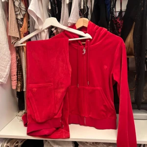 Juicy couture  - Säljer ju mitt jätte fina juicy sett, tröjan i storlek m och byxan storlek s, perfekt chill sett! (Utan paljetter där bak) 💕kan sänka pris vid snabb affär💕