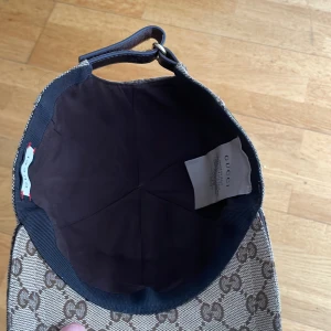 Gucci keps - Hej har haft denna Gucci kepsen i 1 vecka, helt oanvänd och storlek M. Den är äkta också