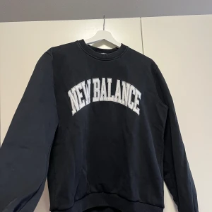New balance sweatshirt  - Tröja från New Balance.. en av mina favoriter men har för många liknande. I fint skick  Säljes för 175