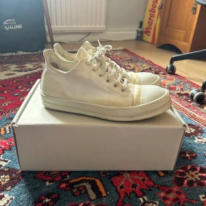Rick Owens Ramones - Riktigt feta Rick Owens Ramones i färgen Chalk White.  Sedda på tex Chris Heyn Jr och Playboi Carti  Lite slitna, som dom ska vara. Mycket liv kvar i dom.  Låda finns