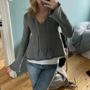 Stickad tröja  - Säljer denna suuuupersöta stickade Odd Molly tröjan. Säljer då den inte riktigt är i min stil men verkligen så gullig och har luva😊🫶🏽 (ser inte någon storlek på tröjan men skulle säga att den funkar från xs-m)