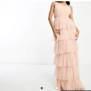 Söker denna klänning från beauut i storlek 32-36 i rosa, skriv gärna om du har den och vill sälja❤️❤️