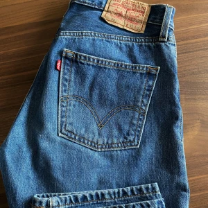 Levis - Levis 501 som tyvärr inte kommer till användning. Är i jättebra skick! Straight leg. Mått: midja rakt över 36 cm, innerbenläng 74 cm