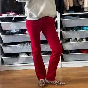 Nu säljer jag mina älskade manchester röda jeans, wow dom är så så snygga och en perfekt färg nu till våren, och om man vill sticka ut. 💕😫jag 170 med långa ben och dom sitter perfekt!! Kan sänka pris vid snabb affär💕