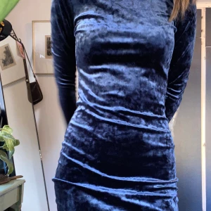 Mörkblå klänning - Fin klänning i stretchigt material, kan kläs upp och ner. Föreslå pris💕