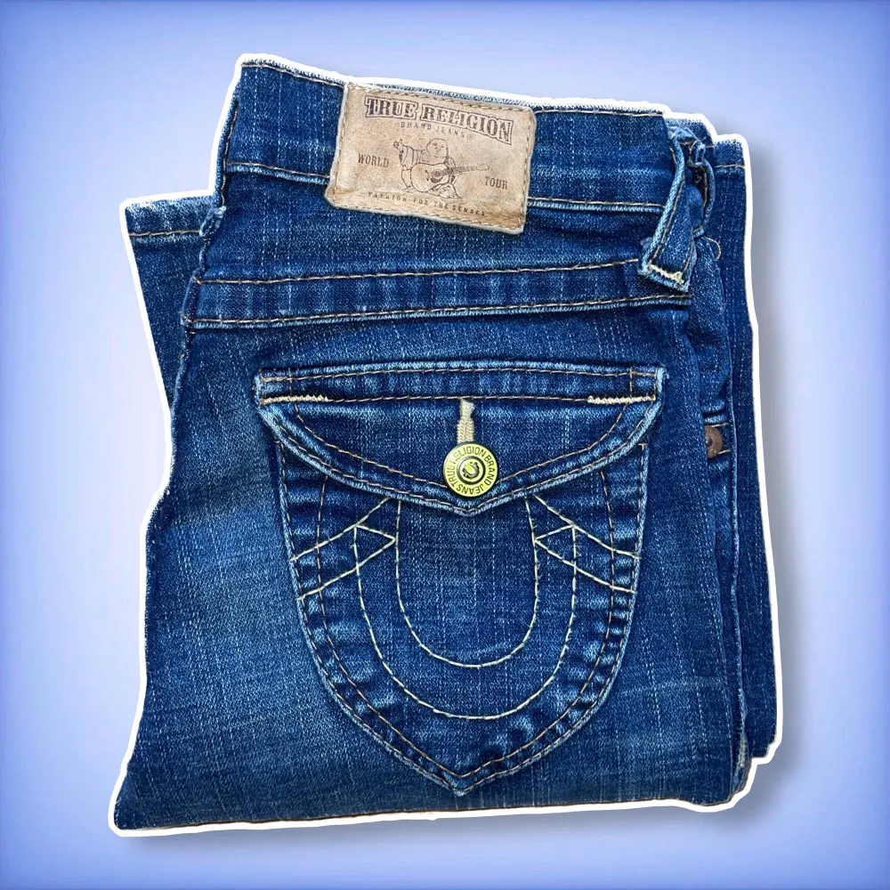 Ett par jätte fina True religion jeans med ett fint mönster till bakfickor!  innerbenslängden: 73cm 💙 Midjemått tvärs över: 35cm💙 . Jeans & Byxor.