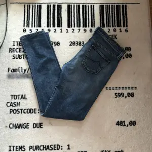 Säljer dessa Jacob Cohen jeans, väldigt eftertraktade just nu - Fint skick - Size 30 - Nypris: 5000kr, mitt pris: 849kr - Tveka inte på att höra av er vid frågor eller funderingar 🤝🏼