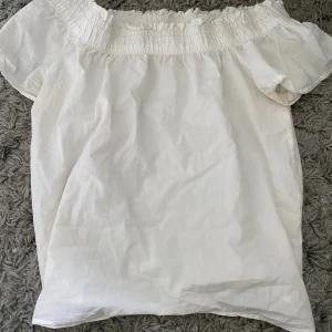 offshoulder topp - Vet inte vad de är för märke eftersom jag köpte den secondhand💓säljer pågrund av den inte används 