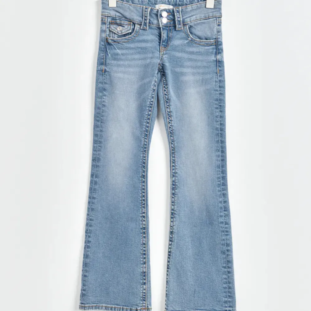 Säljer dessa fina jeans från Gina för 300kr dom är använda ett par gånger. Nypris 349kr. Är som nya. Säljer pga för små. Ställ gärna frågor!. Jeans & Byxor.