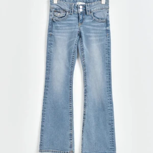Blåa lågmidjade jeans - Säljer dessa fina jeans från Gina för 300kr dom är använda ett par gånger. Nypris 349kr. Är som nya. Säljer pga för små. Ställ gärna frågor!