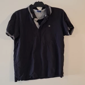 Champion Pikétröja - Champion piketröja i använt skick. Storlek: L men passar S/M