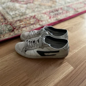 Diesel skor  - Använt skick, har slängt lådan så inget og följer med. Snygga dojor men dom är lite för små för mig; 42,5