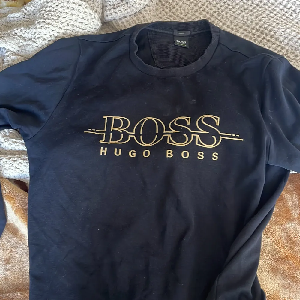 Hej har en gammal Hugo boss tröja som jag använder inte storlek m och man kan inte köpa den i Hugo boss och vi kan diskutera pris på snap h_000125. Tröjor & Koftor.