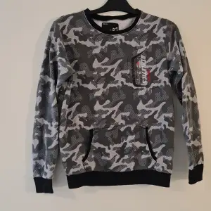 Grå camouflage sweatshirt, väl använd.  Storlek: 158/164