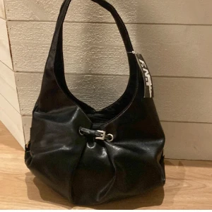 Svart handväska  - Har bara använt några gånger. Har 4 fack. 