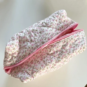 Necessär  - Från julidesign, finns i blåa och rosa, den blåa är mindre och rosa är större. 