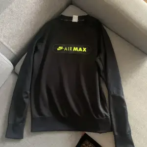 Hej! Säljer en Nike Air max tröja Sweatshirt i nyskick!!! 10/10 Storlek Medium passar även en stor Small. Pris 300kr Möts i Västerås, Fraktar över hela Sverige (PostNord) Hör av er för mer info /// MARES 