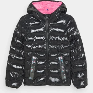 Replay jacka - Säljer denna Replay jackan eftersom den är för liten, fickorna är lite smutsiga som man kan se på bild 2 men annars är den i jättebra skick. Nypris: 1200kr