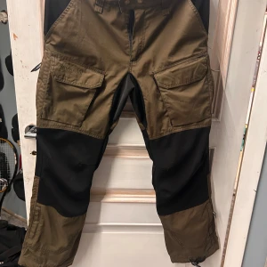 Friluftslivsbyxa  - Frilufsbyxa, märke swed team  Storlek D96 