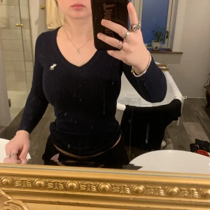 Abercrombie tröja - Mörkblå Abercrombie & Fitch tröja med en älg på bröstet. Tröjan är storlek M men sitter som en tajt xs på mig som vanligtvis har xs/s. Inga slitningar eller hål🫶🏻