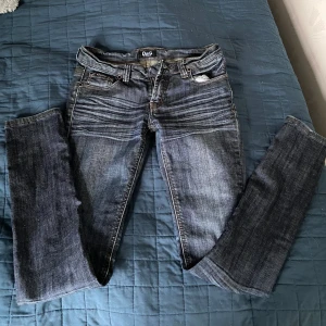 Dolce&Gabbana Jeans - Lågmidjade Dolce&Gabbana jeans, knappen är borta, en av bält hålen är trasig och brickan på bakfickan har sömmarna gått upp en centimeter men inte synligt annars jättebra skick