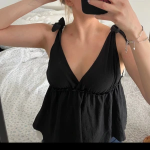 Svart blus  - Jag säljer en helt oanvänt söt blus. 