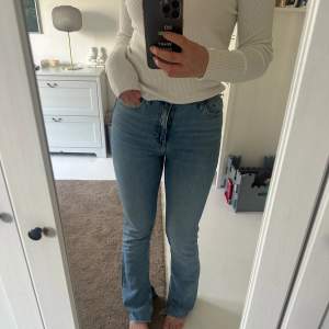 Säljer dessa snygga jeans från Zara. Är stolek 34 men passar absolut 36-38