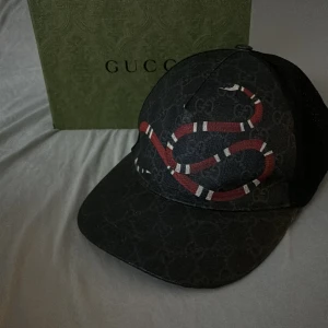 Gucci kingsnake keps XS - Gucci keps storlek xs Bra skick Beställts från Gucci 3 år sedan men inte använt på 1.5/2 år Kvitto o alla tags finns, påsar o box