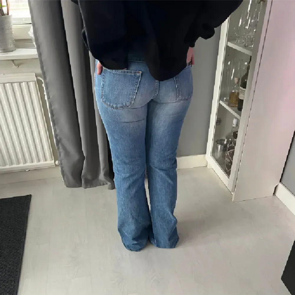 lågmidjade bootcut jeans❤️‍🩹 jag är 179 cm och de är perfekta i längden för mig!!! innerbenslängd: 85 cm, midja tvärs över: ca 37❤️‍🩹 köpa på plick men tyvärr för tighta för mig❤️‍🩹 bild 2 är från förra ägaren❤️. Jeans & Byxor.