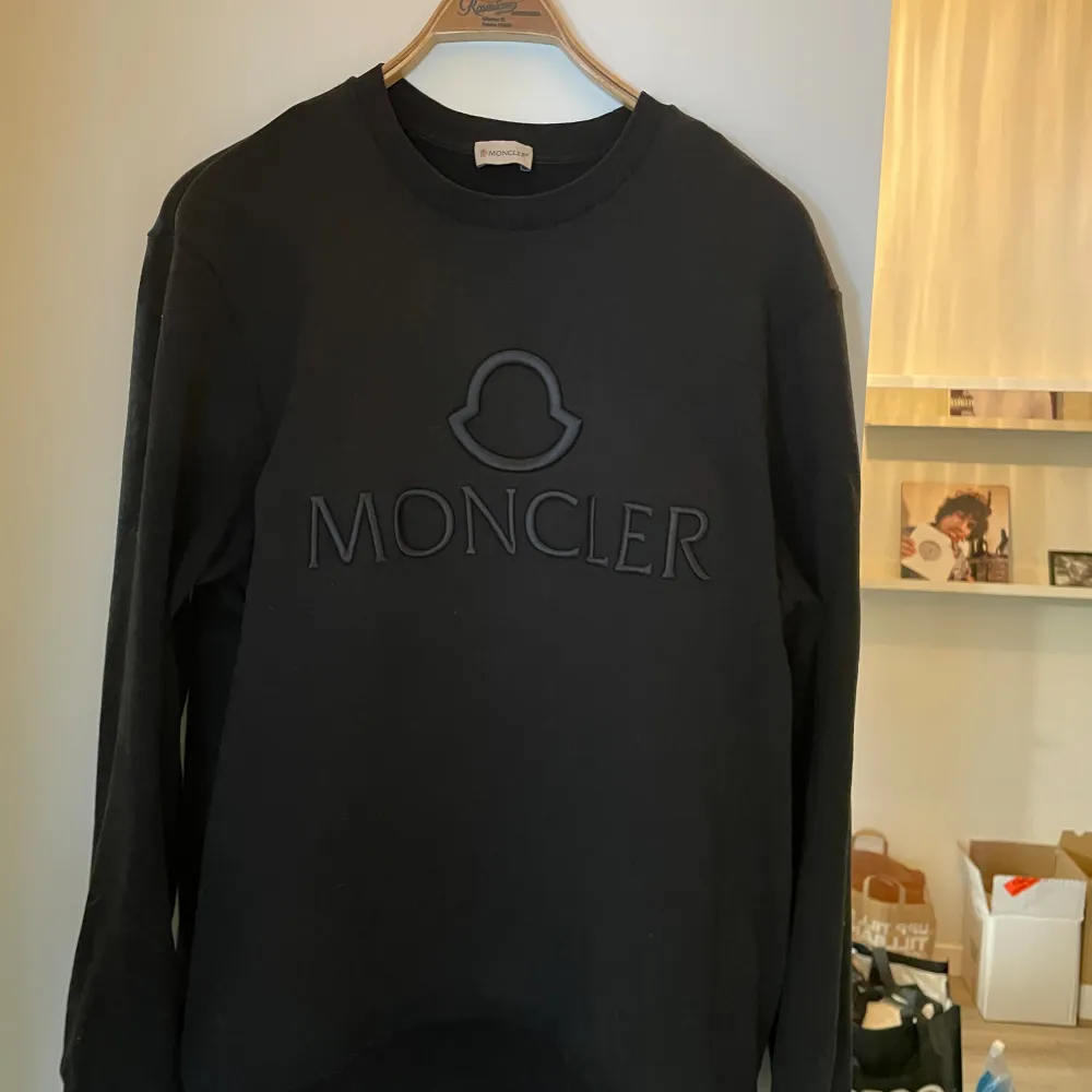 Moncler black logo outline embroidered. Använd fåtal gånger.  Storlek XXL, kan känns som XL Perfekt skick. Tröjor & Koftor.