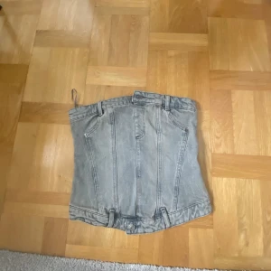 fin topp från zara  - nu säljer jag en jättefin grå topp från zara, har aldrig använd den då den är för stor! den är som nyköpt, och allt är som det ska! Mer bilder fås på DM om man vill😃. 