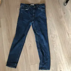 Säljer dessa dobber jeans, 9/10 skick och storlek 32 i Waist 