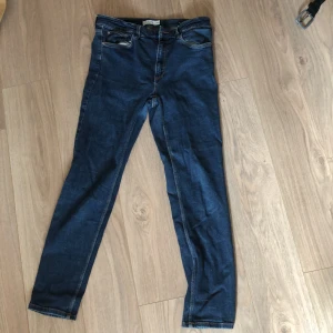 Dobber jeans - Säljer dessa dobber jeans, 9/10 skick och storlek 32 i Waist 