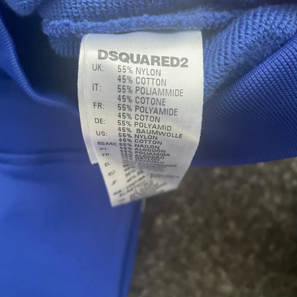 Säljer nu denna dsquared 2 dress som jag köpt i italien förra sommaren, den är ändast använd några gånger och är i ett jättebra skick utan defekter. Säljer pga att den är för liten. Passar folk allt mellan 12-15 år. 150-170. Tröjor & Koftor.