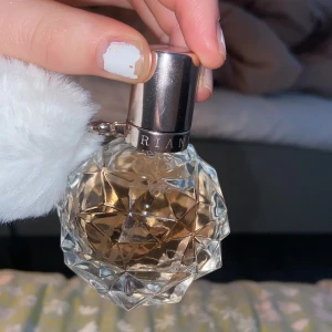 Ariana grande parfym  - Säljer en nästan hel full ariana grande parfym, använd kanske 2-3 gånger, lukten är i sweet like candy är jag ganska säker på. Luktar fräscht, sött  och sommar. Säljer pågrund av att jag redan har en och äskar vekligen den, pris kan alltid diskuteras