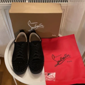 Louboutin  - Hej! Säljer mina loubs då dem vart för små och inte passade mig, skorna är i storlek 42 och box och dustbag finns mvh alwin!