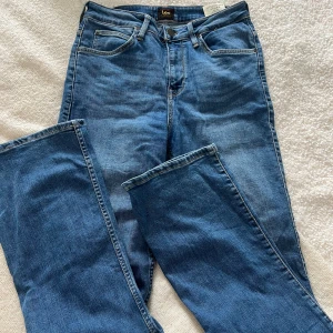 Blå medelhöga bootcut jeans från Lee i storlek W29 L33 - Bra skick inga märken eller fläckar