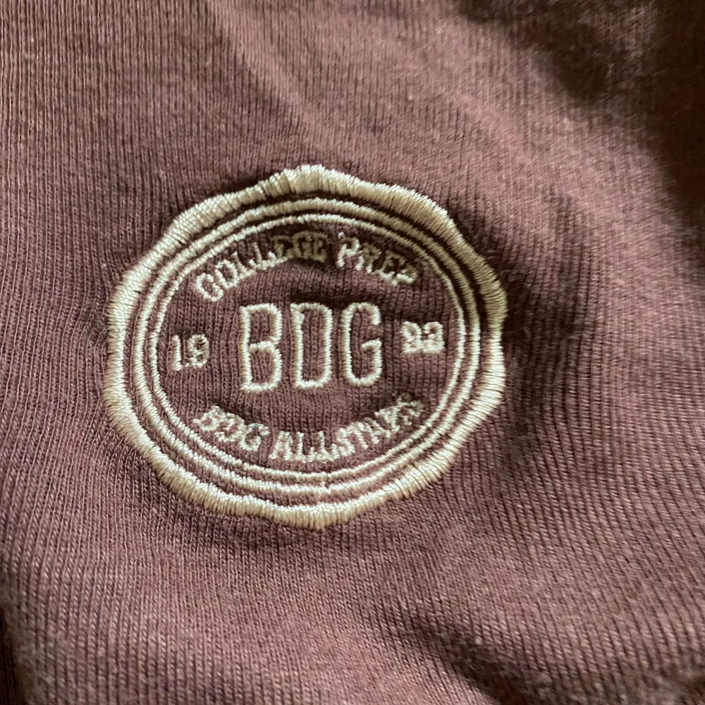 Brun, långärmad tröja från Urban Outfitters i storlek xs. Knappt använd, inga fläckar eller skador. Mycket stretchig och skönt material! Nypris 500, säljer för 60. Tröjor & Koftor.