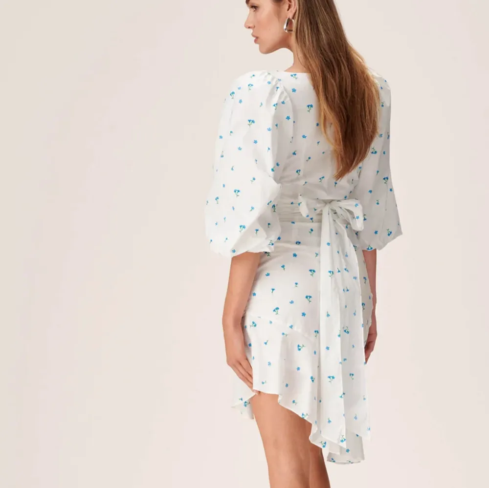Säljer en adoore klänning. Modell : Toscana dress Endast testad Strl 36 Nypris: 1495kr 🩵🩵. Klänningar.