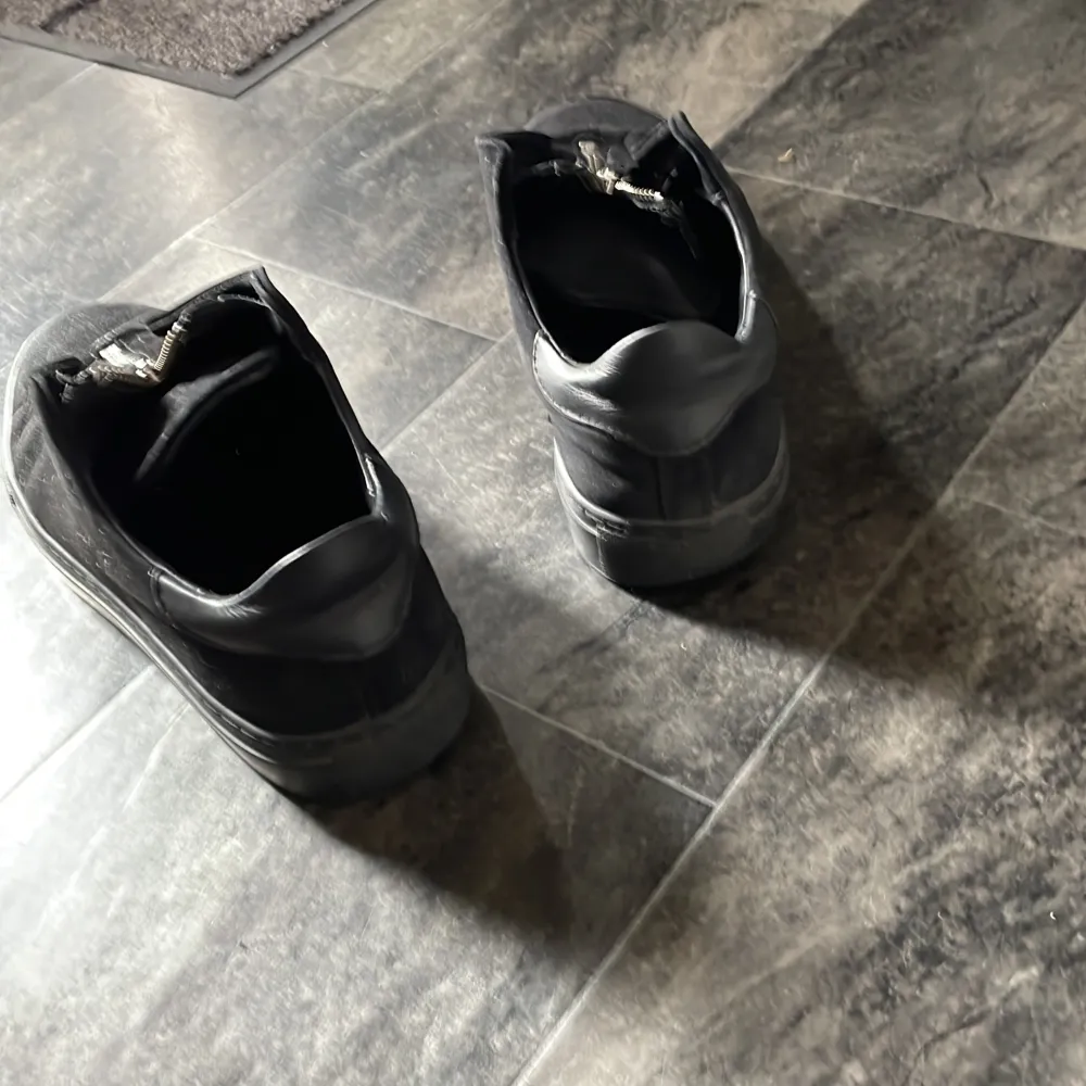 Fin arigato skor i ett hufsat bra skick inga hål elr något sånt fräscha skor du får även med boxen till skorna om du vill. Skor.