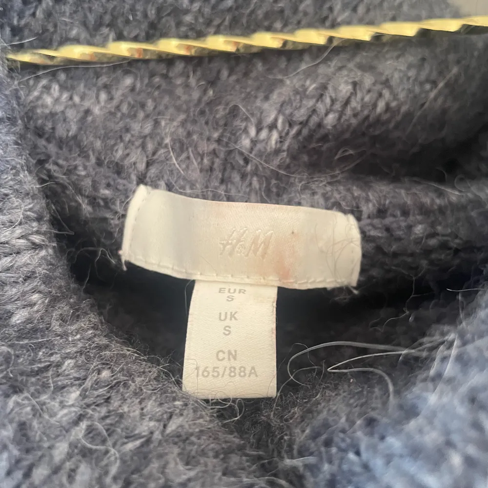 Mörkblå jättefin offshoulder tröja, jag köpte den från plick i januari och har inte använt den alls pga att den är för stor.  Vid kanterna är den lite sliten fast det kan man nog bara klippa bort, jag kan göra det om man vill innan jag skickar den💘. Tröjor & Koftor.