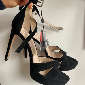 Klackskor  - Svarta klackskor i strl 41! Helt oanvända!  Pris går att diskutera, skriv för fler bilder eller frågor!