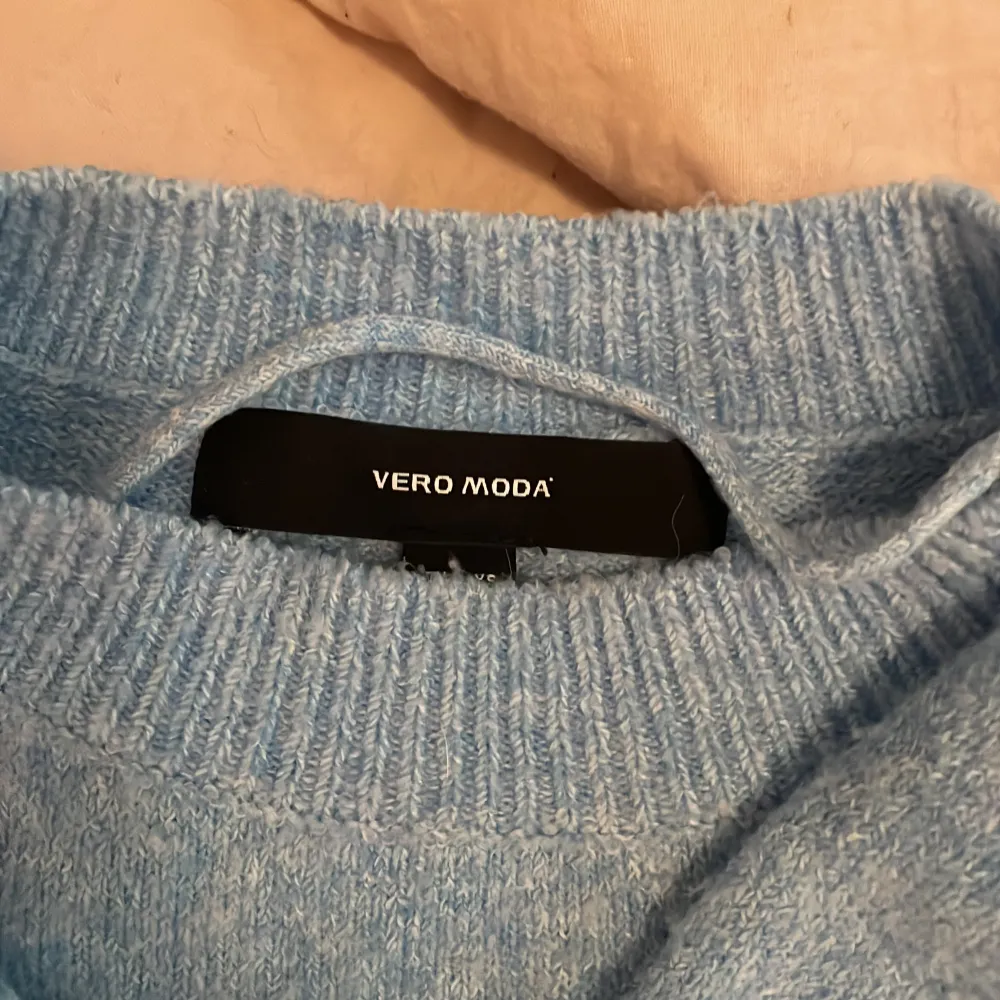 Fin blå kortärmad stickad tröja från vero Moda, nästan aldrig använd. Jätte skön tröja som inte kliar ❤️. T-shirts.