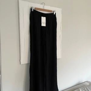 Byxor från Zara - Helt nya byxor från Zara med prislappen kvar. Innerbenslängden är ca 80cm 💓Nypris 329 kr.