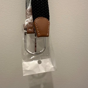 Flätat bälte - Bältet är i mycket bra skick och helt oanvänt det är också riktigt snyggt. Färg på bältet är svart 