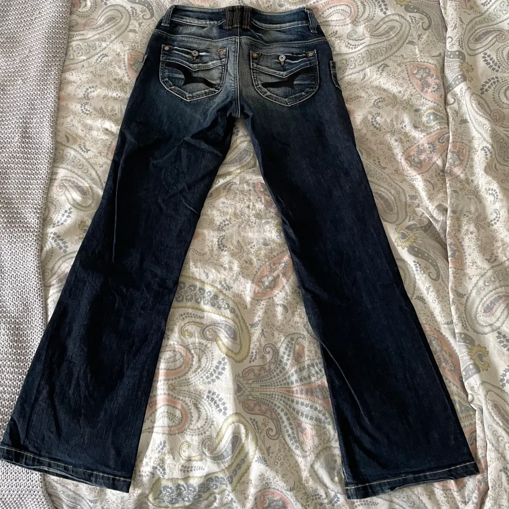Säljer dessa coola jeans som har så snygg tvätt! De är från Vero Moda och köpta secondhand för ett tag sen. De är i ganska bra skicka men har små tecken på slitningar, inget som märks! Midjemått tvärs över är ca 36 och innerbenslängd 75!. Jeans & Byxor.
